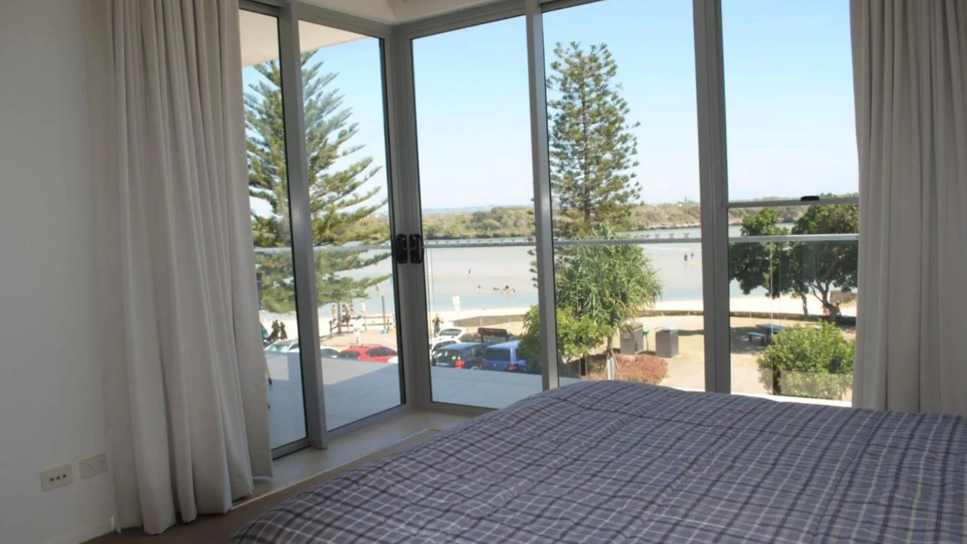 Surfside One Unit 4 Apartment Kawana Waters